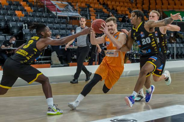 飞跃三人 飞跃三人