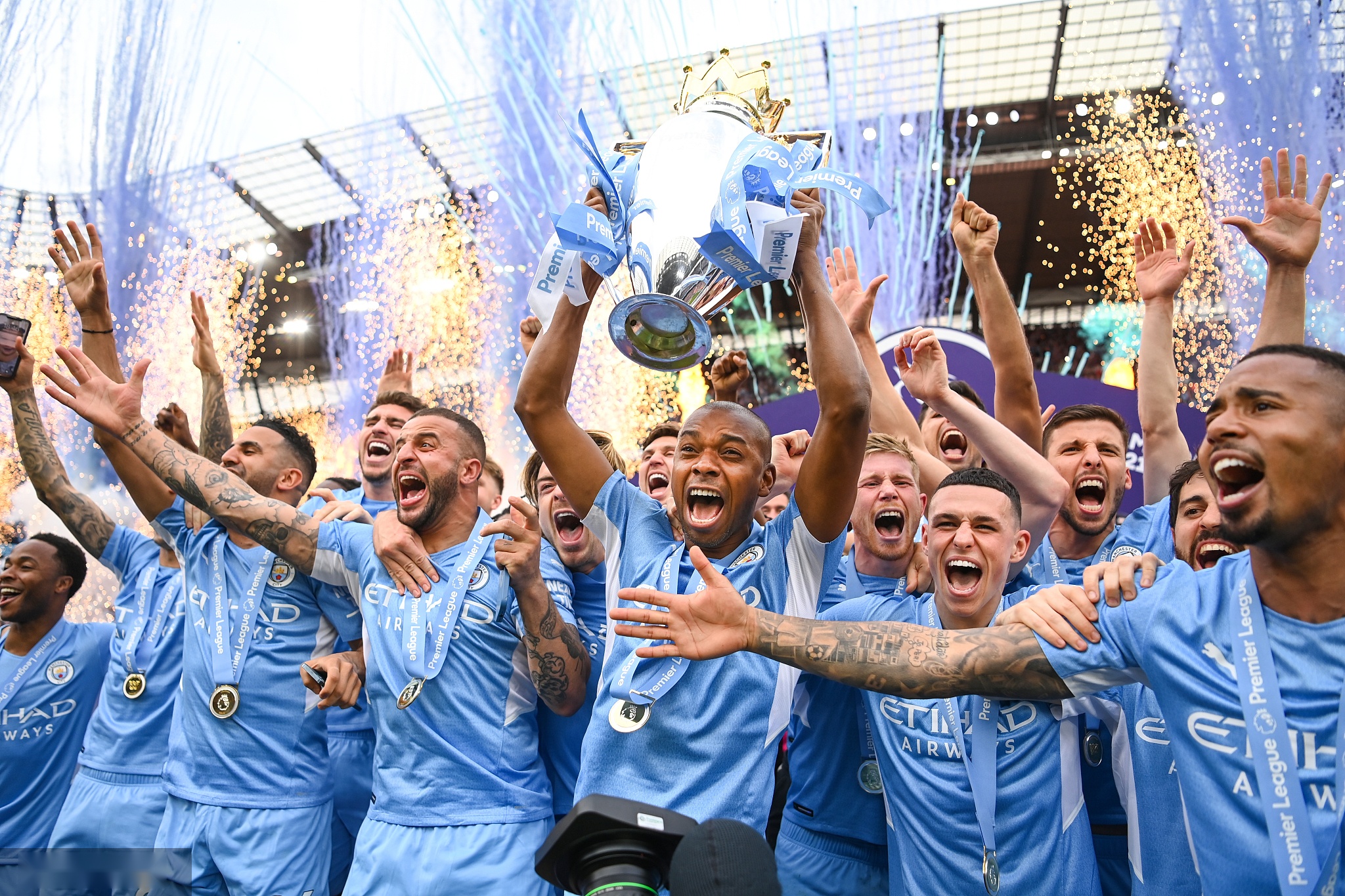 她多次依靠 她多次依靠